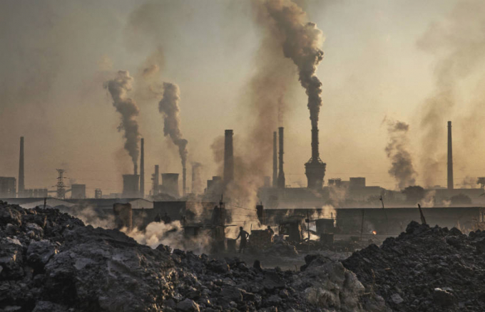 Chúng ta cần cắt giảm lượng khí thải carbon toàn cầu xuống 50% vào năm 2030 (Ảnh: Kevin Frayer/Getty Images).