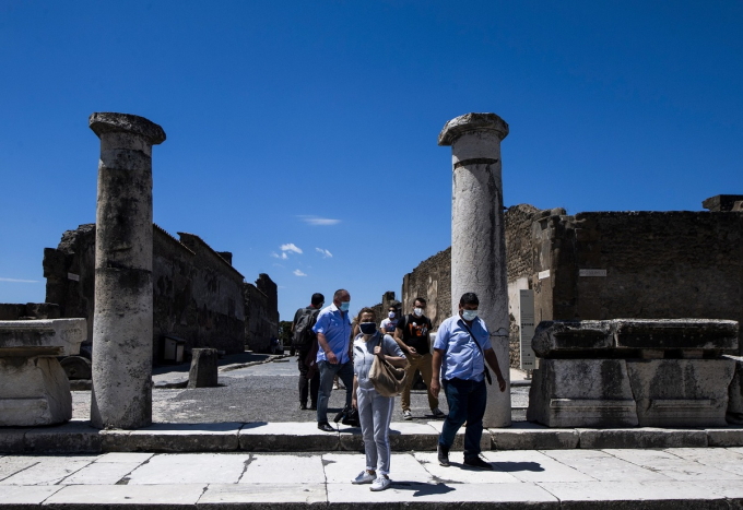 Thành phố cổ nổi tiếng thế giới Pompeii, Italy, chính thức mở cửa đón khách du lịch nội địa từ 26/5. Thành phố Pompeii của La Mã bị phá hủy bởi vụ núi lửa phun trào năm 79 và được bảo tồn trong nhiều thế kỷ. Năm 2019, địa điểm khảo cổ này thu hút hơn 4 triệu du khách tham quan.  Ảnh: AFP.