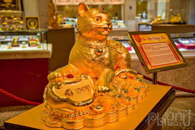 Kim Mão Vương Bảo được trình làng trong Lễ hội Vàng – Gold Festival 2023 truyền tải ý nghĩa của linh vật năm Quý Mão, tượng trưng cho sự cát tường, thu hút thêm sinh khí, tài lộc, phú quý và thịnh vượng trong năm mới