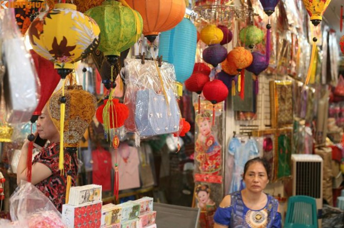   “Rằm năm nay, khách hàng đến đây chủ yếu mua đồ vàng mã, cơ bản như giày dép, quần, áo. Còn ô tô, nhà lầu người ta ít mua lắm”, một chủ cửa hàng chia sẻ.  