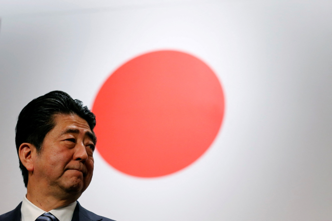 Shinzo Abe lớn lên trong một gia đình gìn giữ huyết thống gia tộc bằng mối quan hệ con nuôi. Ảnh: Reuters.