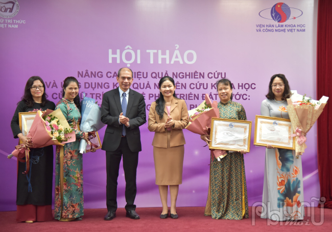 Bà Tôn Nữ Ngọc Hạnh,Ủy viên dự khuyết Trung ương Đảng, Phó Chủ tịch Hội Liên hiệp Phụ nữ (Hội LHPN) Việt Nam và PGS.TS Trần Tuấn Anh,Phó Chủ tịch Viện Hàn lâm Khoa học và Công nghệ Việt Nam trao tặng Bằng khen của Trung ương Hội LHPN Việt Nam cho các hội viên Chi Hội nữ trí thức Viện Hàn lâm Khoa học và Công nghệ Việt Nam. Ảnh: Hoàng Toàn