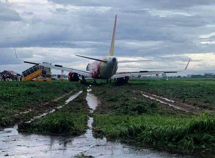 Máy bay lệch khỏi đường bay đáp trên bãi cỏ. Ảnh: Diễn đàn Hàng không.