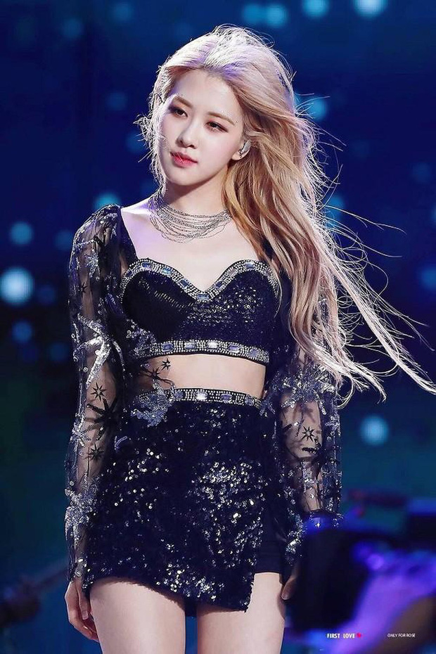   Rosé sinh năm 1997, giọng ca chính của Blackpink. Cô sinh ra ở New Zealand và lớn lên ở Australia. Ca sĩ được khen có mặt mộc đẹp nhất nhóm, sở hữu làn da như em bé.   