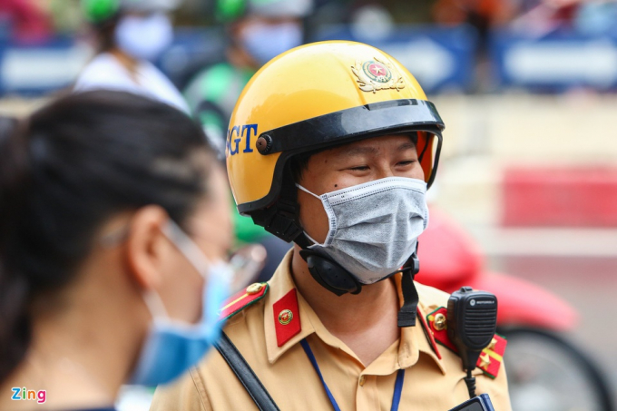           8h, đại úy Hoàng Ngọc Thành - Đội CSGT số 1, Công an thành phố Hà Nội - dùng xe chuyên dụng chở một nam sinh điểm thi THPT chuyên Hà Nội - Amsterdam. “Khoảng 7h25, tôi đang làm nhiệm vụ phân luồng giao thông tại điểm thi THPT Trần Phú thì nhận được thông tin một nam sinh đã không chú ý giấy báo, bị nhầm địa điểm. Ngay lập tức, tôi lấy xe máy chở em này tới điểm thi theo đúng trên giấy báo. Quãng đường hơn 10 km nhưng đường thoáng nên chỉ mất 30 phút để tới nơi và kịp giờ thi. Mong thí sinh này sẽ hoàn thành tốt kỳ thi của mình”, đại úy Thành chia sẻ.          