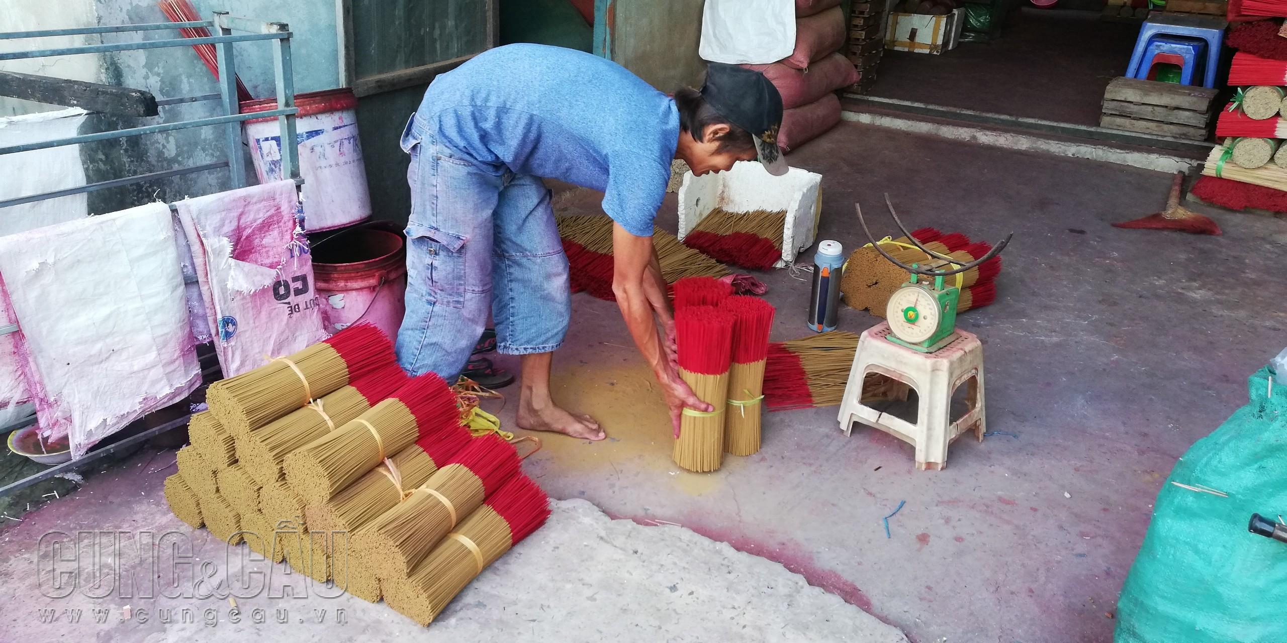 Một cơ sở làm nhang (tại Quận 6) đang chuẩn bị cho lễ sắp tới, theo anh Bình (trong hình) chia sẻ năm nay cơ sở anh đã giảm đi một nửa lượng sản xuất so với năm trước