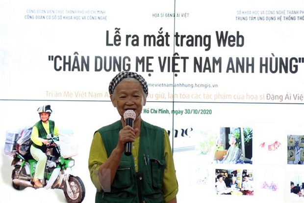 Họa sỹ Đặng Ái Việt giao lưu tại buổi ra mắt trang web Chân dung Mẹ Việt Nam Anh hùng. (Ảnh: Tiến Lực/TTXVN)