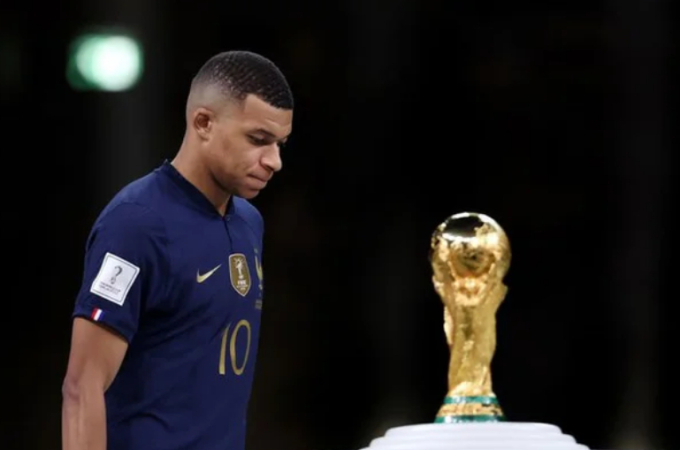 Mbappe thể hiện sự tiếc nuối khi đi qua cup vàng.