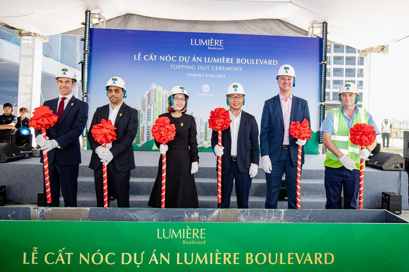 Masterise Homes chính thức cất nóc LUMIÈRE Boulevard - Ảnh 1.