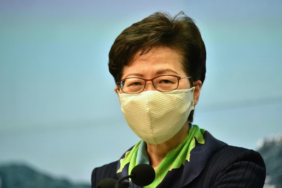 Carrie Lam cho rằng lệnh trừng phạt này không hề hấn gì với mình. Ảnh: Bloomberg