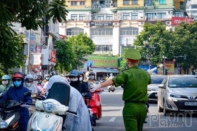 Lượng phương tiện lưu thông trên đường vẫn rất đông chủ yếu ở tập chung các đường trục chính.