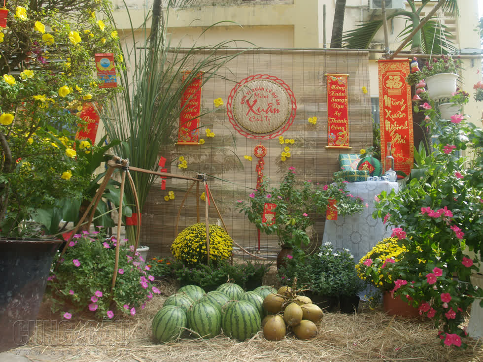 Ngoài hoa là chủ đạo, các khoa, phòng còn sáng tạo các hình ảnh ngôi nhà, hoa trái, hồ nước, nồi bánh tét, bánh chưng...