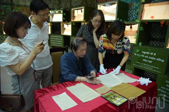 Trong mỗi bộ Hồ sơ, kỷ vật của cán bộ đi B, ngoài tài liệu phản ánh những thông tin cá nhân như Sơ yếu lý lịch, phiếu cán bộ, thẻ Đảng, sổ Đoàn… còn có nhiều kỷ vật như Huân chương, Huy chương, giấy khen, bằng khen, album ảnh, nhật ký, sổ tay, thẻ tiết kiệm, công trái, vàng… là những kỷ vật đặc biệt. có thể nói, mỗi kỷ vật là một câu chuyện, là một phần ký ức của thời thanh xuân tươi trẻ của thế hệ cán bộ đi B. 