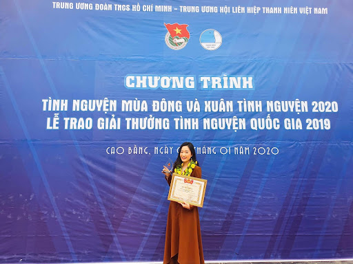   Đại diện Salt Cancer Initiative nhận Bằng khen Giải tình nguyện Quốc gia 2019  