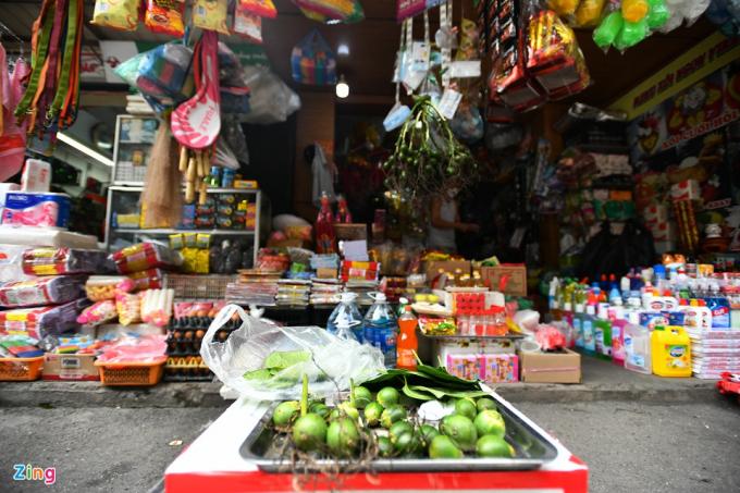           Hiện rất ít tiệm bán hàng vàng mã còn hoạt động. Một cửa hàng tại chợ Thành Công (Ba Đình) vẫn còn một số mặt hàng vàng mã tồn lại từ năm ngoái. “Cửa hàng chủ yếu kinh doanh tạp hóa nhưng thường vào dịp tháng 7 Âm lịch chúng tôi sẽ nhập hàng mã để bán thêm. Nhưng năm nay vì dịch, việc nhập hàng rất khó khăn. Đây hầu hết là hàng còn tồn đọng từ năm ngoái”, người bán nói.          