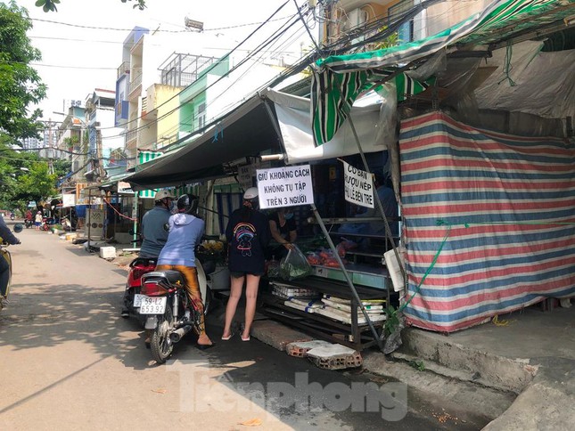           Điểm bán rau củ tự phát này dù thông báo giữ khoảng cách, không tụ tập trên 3 người, nhưng lại đang có tới 5 người đứng san sát nhau.          