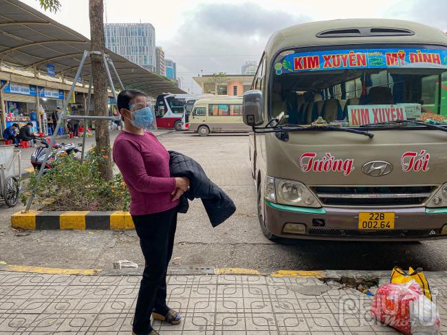 Bà Nhung, 60 tuổi ở Sơn Dương, Tuyên Quang, cho biết đang làm giúp việc tại Nam Từ Liêm, hôm nay bà được về nghỉ tết. Giờ về quê phải có giấy test Covid và chứng nhận tiêm, vì ở quê quy định như vậy thì mới về nhà ăn tết. Ngoài ra phải khai báo, cách ly tại nhà. Sau tết, mùng 6 bà sẽ lại phải xuống làm việc. 