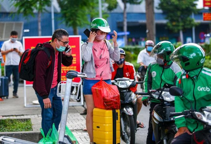   Lối đi bộ ra đường Trường Sơn diễn ra nhiều cảnh chèo kéo khách hàng vào lúc 17h 22/11.  