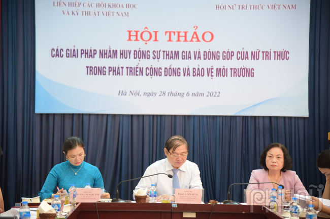 Từ trái qua: Bà Trương Thị Ngọc Ánh, Phó Chủ tịch Mặt trận Tổ quốc Việt Nam; Ông Phan Xuân Dũng, Bí thư Đảng đoàn, Chủ tịch Liên hiệp các Hội Khoa học và Kỹ thuật Việt Nam; Bà Lê Thị Hợp, Chủ tịch Hội Nữ trí thức Việt Nam Chủ trì Hội thảo. Ảnh: Hoàng Toàn