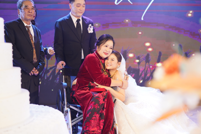 Được biết mẹ của Yanbi bị tai nạn trước đó nên bà phải ngồi xe lăn trong buổi tiệc