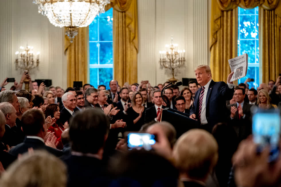 Washington, ngày 6/2/2020. Tổng thống Trump giơ một bản sao của The Washington Post để hiển thị tiêu đề biểu ngữ về việc ông được trắng án trong phiên tòa luận tội Thượng viện. Ảnh: Anna Moneymaker/The New York Times