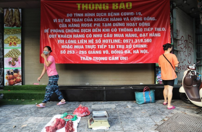 Một tiểu thương ngang nhiên bày thịt ra bán giữa lòng đường phố Hàng Đường (Ảnh chụp 6h30 sáng 16/8). (Ảnh: Thành Đạt/TTXVN)