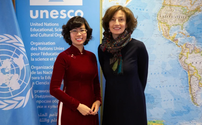 Tổng Giám đốc UNESCO Audrey Azoulay và Trưởng Phái đoàn thường trực Việt Nam bên cạnh UNESCO, Lê Thị Hồng Vân. (Ảnh: TTXVN phát)