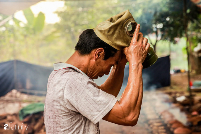 Đa phần những người nhận công việc vất vả này là đàn ông.