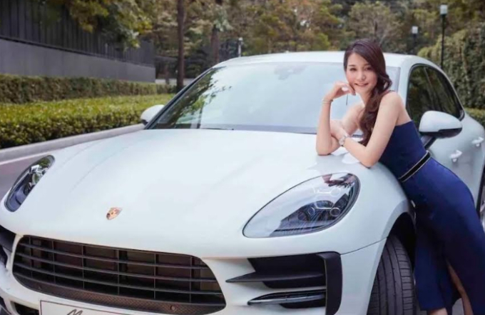 Jessica “Paope” Wang sở hữu chiếc Macan màu Carrara White