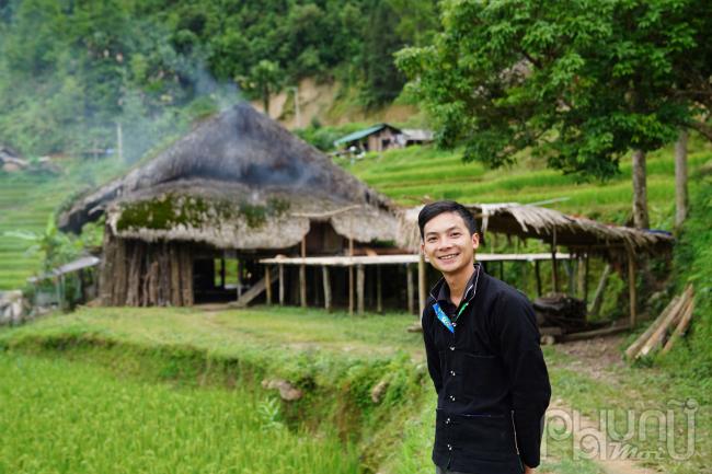 Theo anh Tương Văn Thành, chàng trai trẻ người Dao làm du lịch đầu tiên ở xã Xà Phìn cho biết: Sở dĩ những mái cọ nơi đây được phủ rêu bởi đặc thù địa hình núi cao, sương mù bao phủ, độ ẩm và mát mẻ quanh năm, mỗi tháng có tới trên dưới 20 ngày mưa nên tạo điều kiện rất thuận lợi để rêu tồn tại và phát triển.