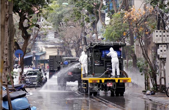 Quân đội phun thuốc tiêu độc, khử trùng phố Trúc Bạch, Hà Nội