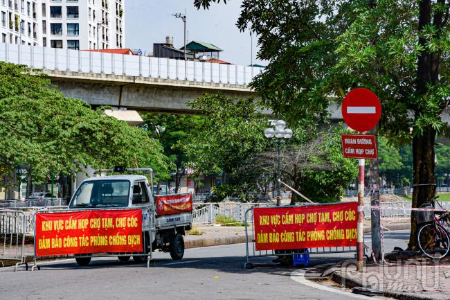 Người dân Hà Nội đổ xô đi mua lương thực trong ngày đầu tiên thực hiện giãn cách xã hội 