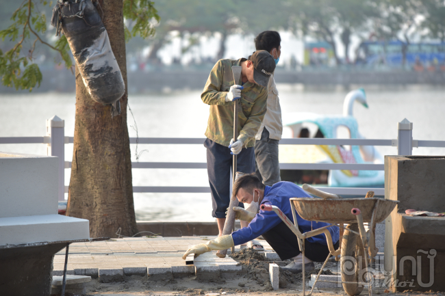 Đây là khu vực thu hút rất đông người dân và khách du lịch đến thưởng thức ẩm thực: phở gà, phở cuốn, lẩu ếch, đồ nướng... Phố Trấn Vũ bao quanh đảo cũng có nhiều cửa hàng dịch vụ ăn uống, quán cà phê view đẹp nhìn ra mặt hồ Trúc Bạch.