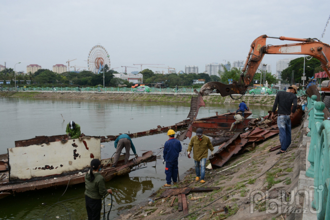 Trong buổi sáng ngày 18/11, công nhân đã tháo dỡ gần như hoàn thiện 1 trong số các tàu.