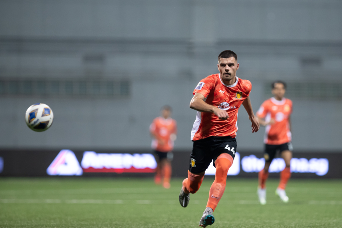 Maksimovic là người hùng của Hougang United với cú đúp vào lưới Hải Phòng.