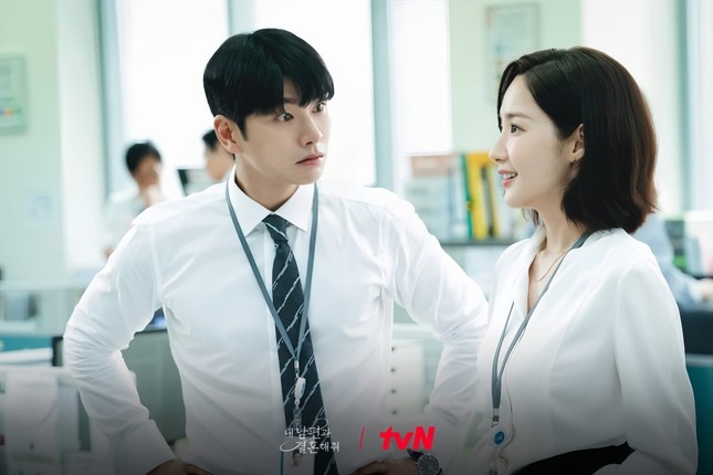 Lee Yi Kyung là tên tuổi đang hot với vai phản diện trong bộ phim Cô Đi Mà Lấy Chồng Tôi