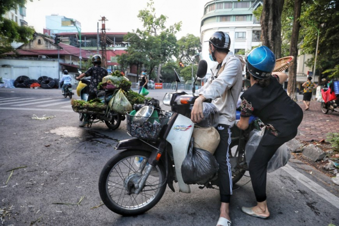 Hà Nội: Họp chợ ngay dưới lòng đường, bất chấp quy định chống dịch