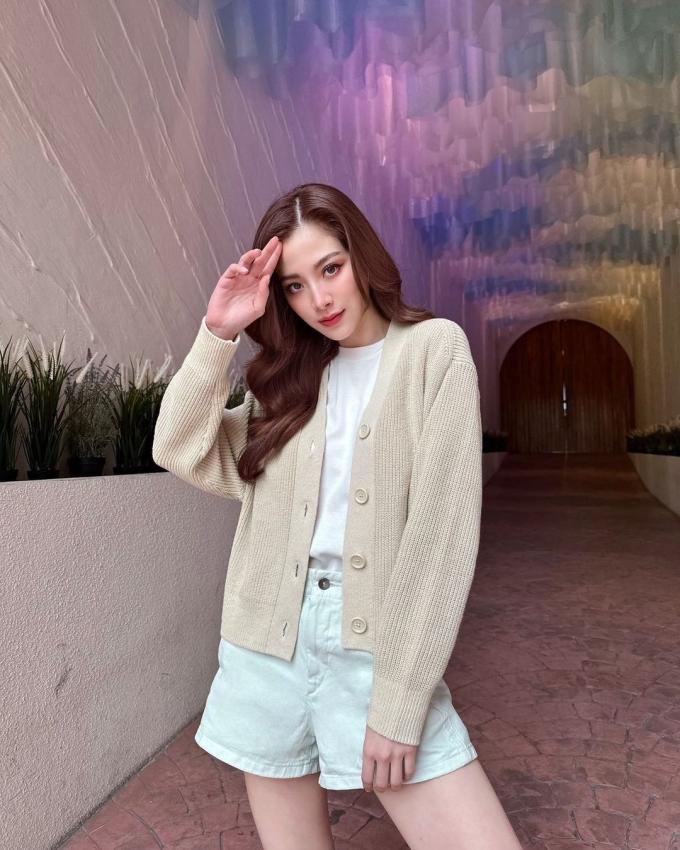   Để trẻ trung hơn, Baifern kết hợp áo cardigan dáng dài với quần short denim. Màn ''collab'' này tưởng chừng không hề ăn nhập, nhưng lại mang đến cho cô nàng diện mạo cực kỳ sành điệu và không kém phần dễ thương.   