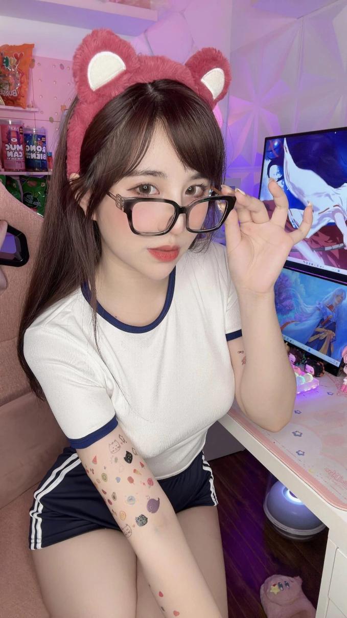 Nữ streamer xinh đẹp khoe góc gaming ngập sắc hồng, ai nhìn cũng mê mẩn!