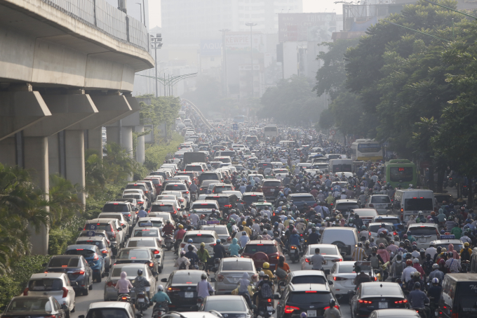 Một trong những nguyên nhân gây ô nhiễm không khí là do quá tải các phương tiện giao thông. 