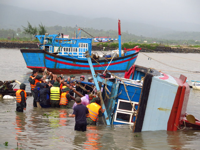   Tập trung sửa chữa lại nhà cửa, gia cố lồng bè, trục vớt tàu thuyền, xử lý môi trường sau mưa lũ. Ảnh: baochinhphu.vn  