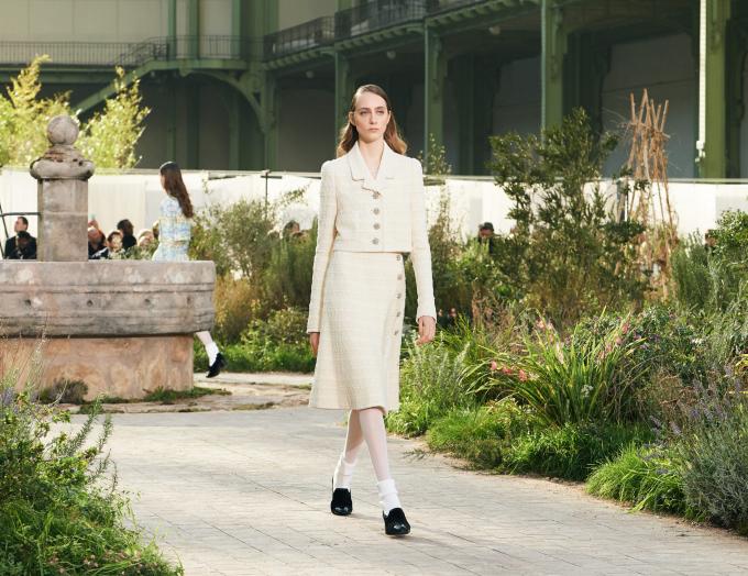 Người mẫu trình diễn sản phẩm của Chanel trong show diễn Women's Spring-Summer 2020/2021 Haute Couture tại Grand Palais, Paris hôm 21/1/2020 (Ảnh: Christophe Archambault/AFP/Getty Images).