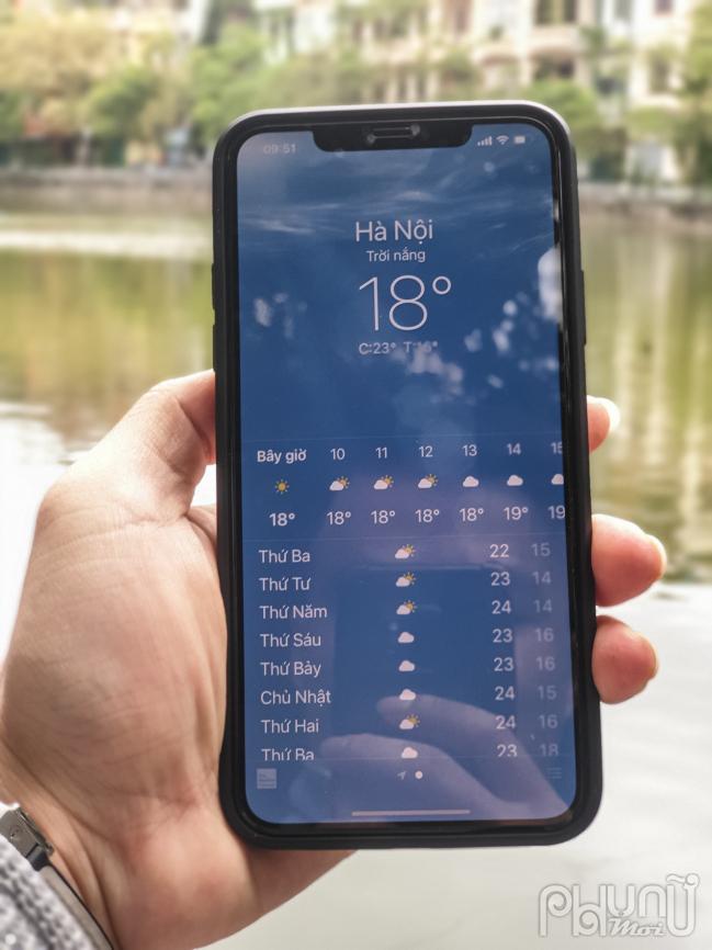 Nhiệt độ được báo trên điện thoại lúc trời hửng nắng giảm xuống 18 độ C, khác hẳn  ngày hôm qua nóng bức.