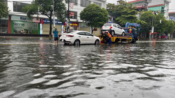   Tại thành phố Việt Trì, một số xe ô tô bị chết máy phải gọi cứu hộ - Ảnh: CÔNG KHANH  