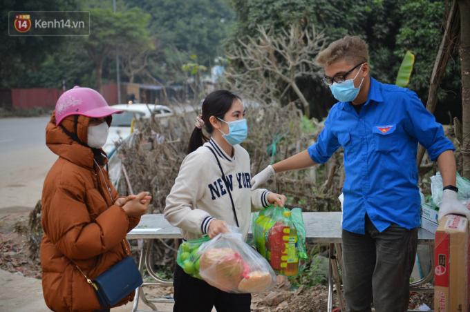 Tình nguyện viên sẽ là người hướng dẫn người thân chuyển đồ và nhận đồ hộ.