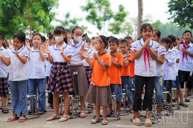 Niềm vui của các em học sinh Trường Tiểu học Vật Lại