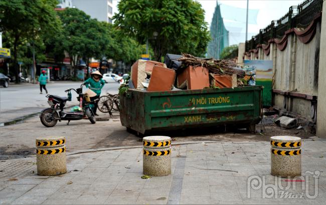 Một số điểm lên xuống vỉa hè bị chặn bởi địa điểm tập kết rác gây mất mỹ quan, bốc mùi và khó di chuyển khi người dân đi lại