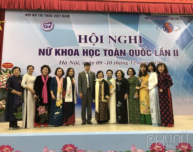 Đại diện Ban tổ chức Hội nghị chụp ảnh lưu niệm