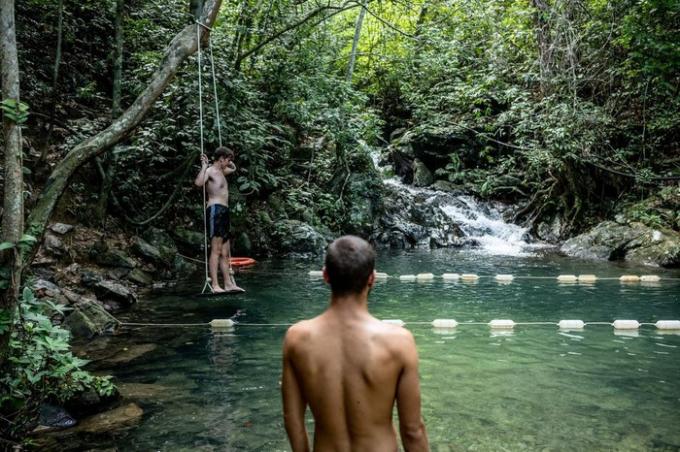   Anh đánh giá Phong Nha sở hữu cảnh quan quyến rũ, nguyên sơ với hệ thống suối, sông ngoằn ngoèo bao quanh những đỉnh núi đá vôi. Tại đây, du khách có thể được trải nghiệm bơi dưới đáy thác hoặc đi bộ trong rừng rậm.  