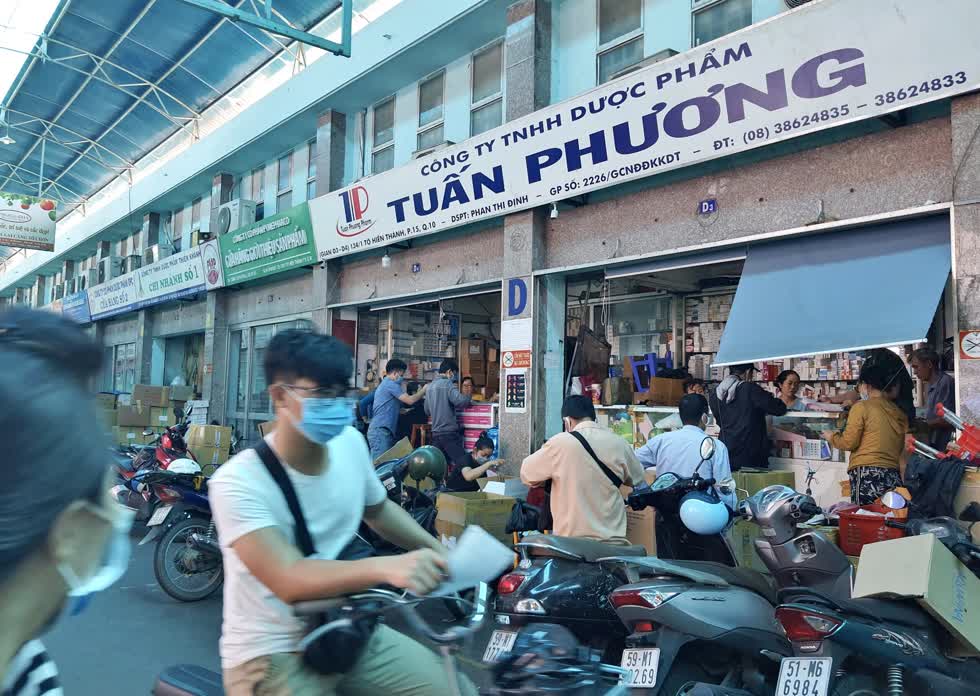 Cửa hàng kinh doanh thiết bị y tế trên đường Tô Hiến Thành (Quận 10) sôi động trở lại.